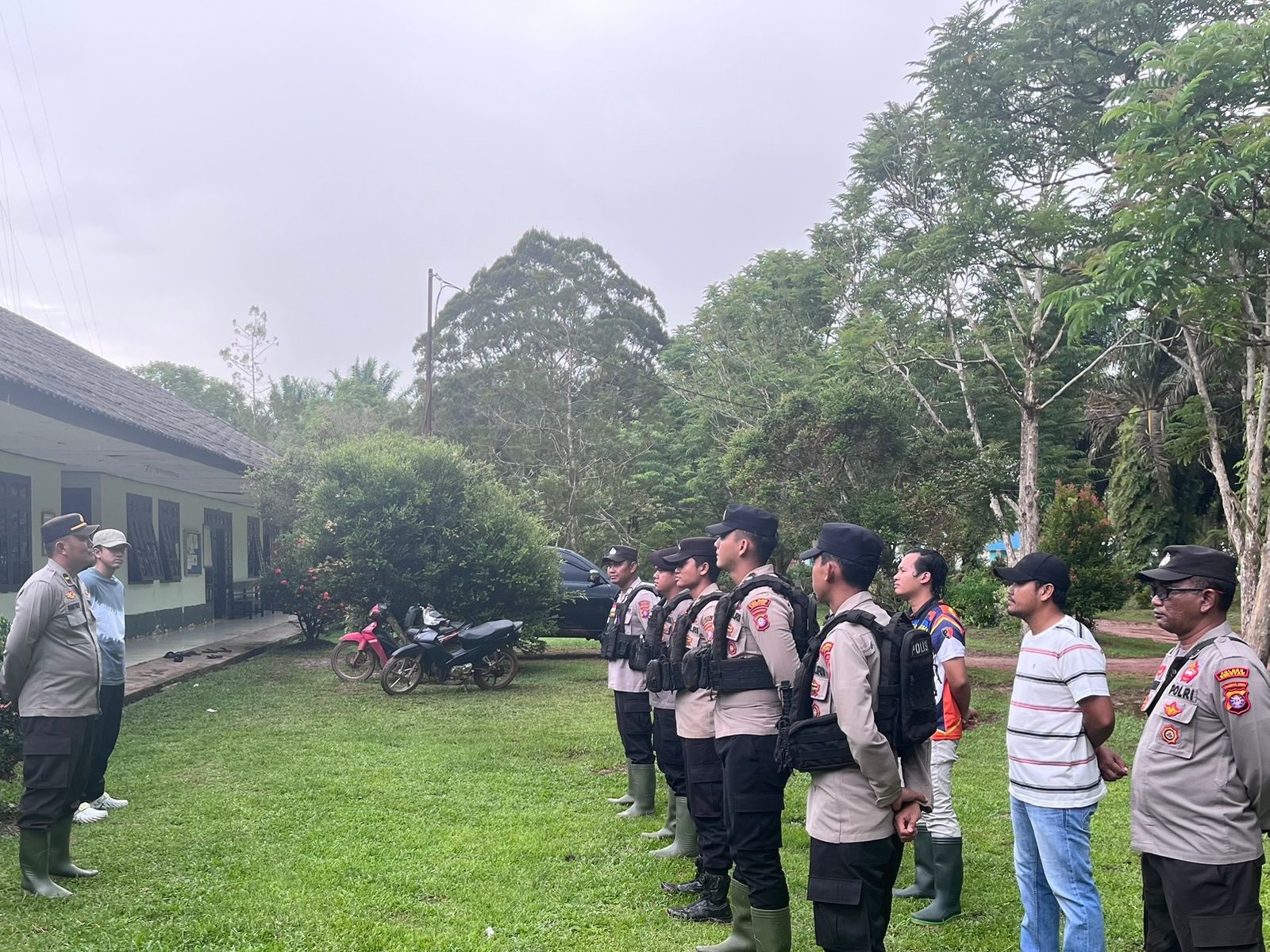 17 Personel Polres Seruyan Amankan PT Agro Indomas