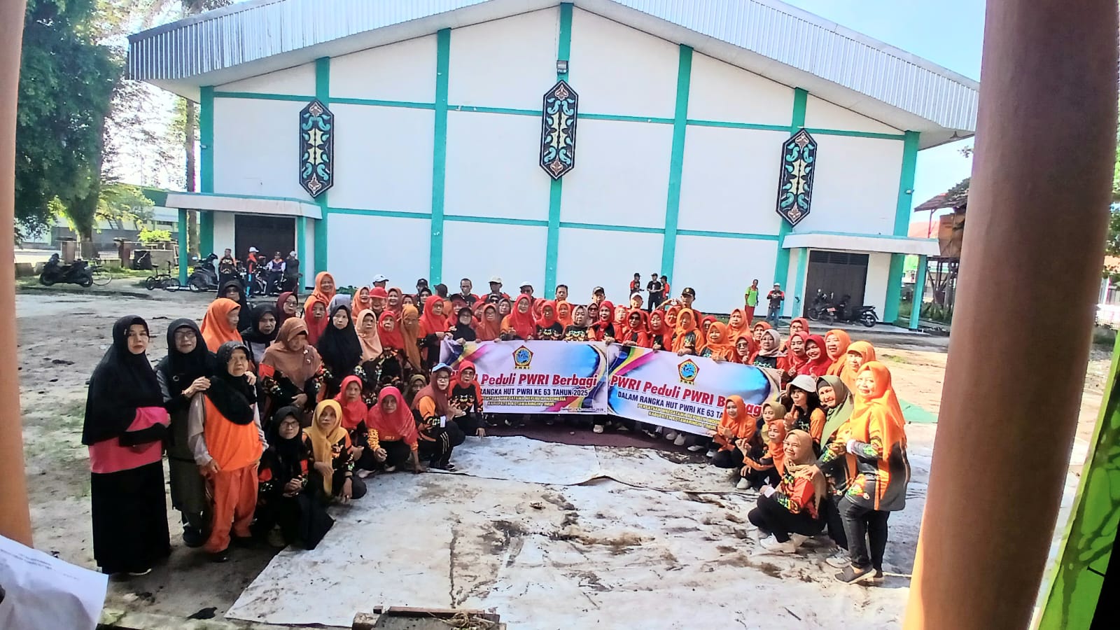 PWRI Kotim Bagikan 805 Bungkus Nasi Jumat Berkah