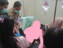 Pria di Sampit Tersengat Listrik saat Pasang Reklame