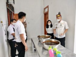 Bupati Jaya Monong Tinjau Dapur Perdana Program MBG