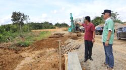 Bupati Jaya Monong Tinjau Pemasangan Box Culvert di Jalur Desa Dandang-Ponyoi