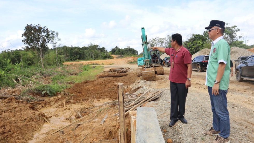 Bupati Jaya Monong Tinjau Pemasangan Box Culvert di Jalur Desa Dandang-Ponyoi