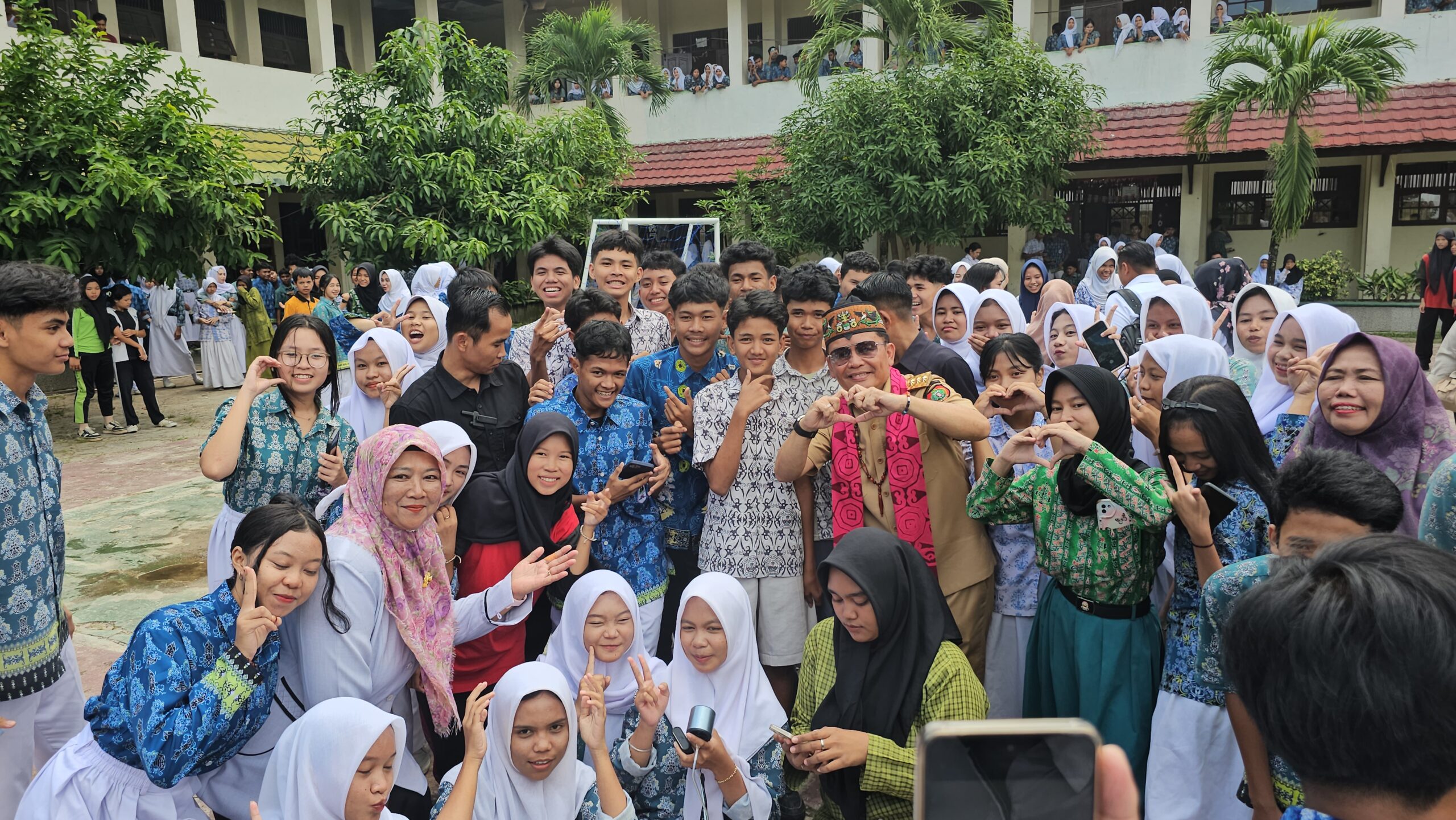 Gubernur Santap MBG Bersama Siswa SMKN 2 Gubernur Santap MBG Bersama Siswa SMKN 2