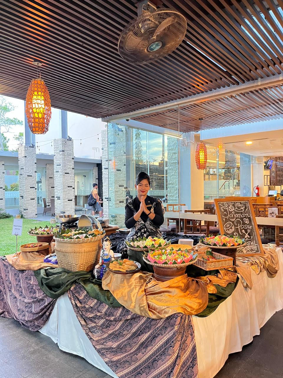 SWISS-BELHOTEL DANUM HADIRKAN "PASAR TUMPAH"-Sensasi Kuliner Nusantara dan Asia di Tepi Kolam Renang