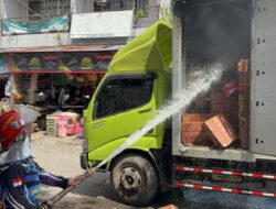 Mobil Box Bermuatan Snack Terbakar di Pasar  