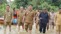 Shalahuddin-Felix Prihatin Banjir di Desa Sei Rahayu 1 Shalahuddin-Felix Prihatin Banjir di Desa Sei Rahayu 1