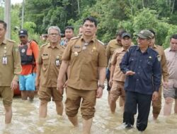 Shalahuddin-Felix Prihatin Banjir di Desa Sei Rahayu 1