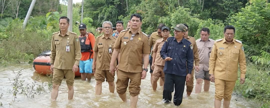 Shalahuddin-Felix Prihatin Banjir di Desa Sei Rahayu 1