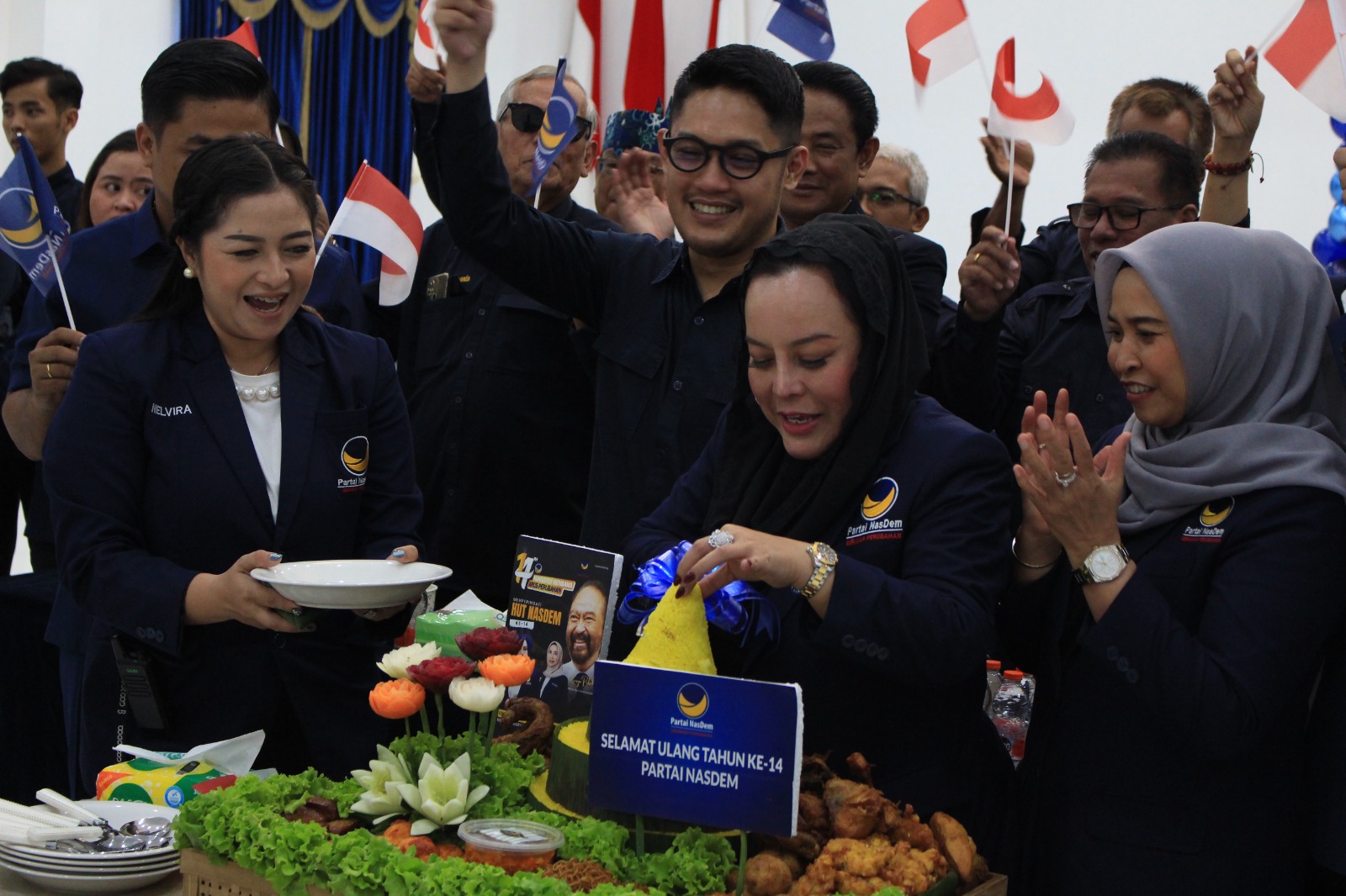 HUT KE-14 PARTAI NASDEM-NasDem Kalteng Gelar Syukuran dan Bagikan Sembako