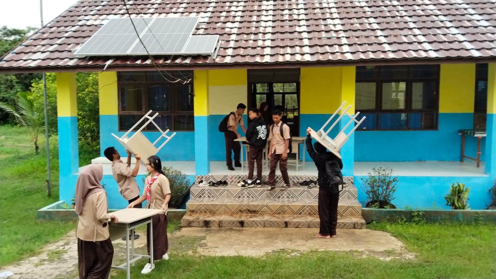Gubernur Bantu 70 Pasang Kursi-Meja untuk SMKN 2 Pulang Pisau