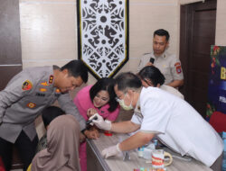 BAKSOS JELANG NATAL 2025-Polda Kalteng Periksa Kesehatan Gratis dan Bagikan Sembako