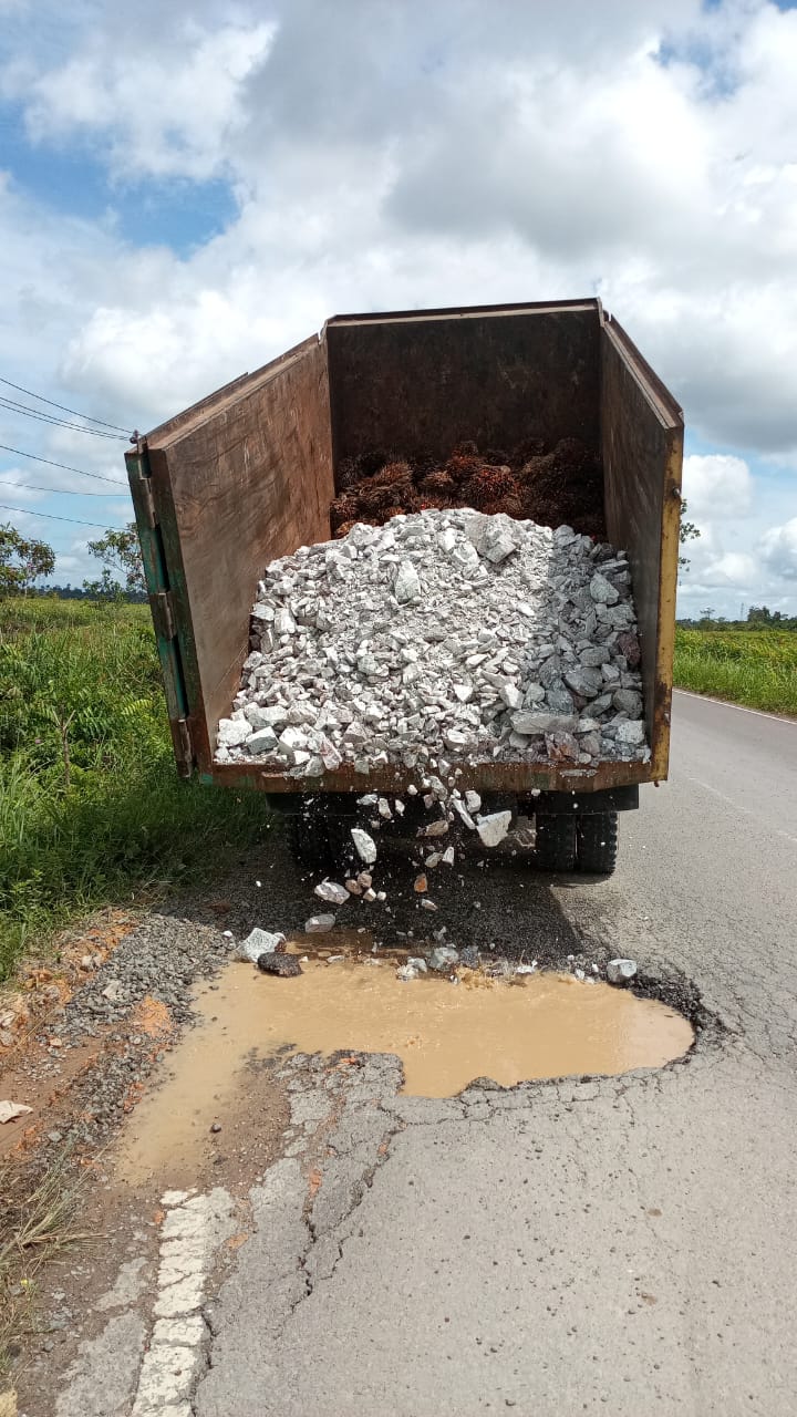 Jelang Nataru dan Haul Kyai Gede, Dinas PUPR Kobar Perbaiki Jalan H A Saleh Jelang Nataru dan Haul Kyai Gede, Dinas PUPR Kobar Perbaiki Jalan H A Saleh