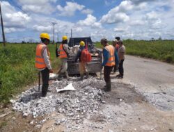 Jelang Nataru dan Haul Kyai Gede, Dinas PUPR Kobar Perbaiki Jalan H A Saleh