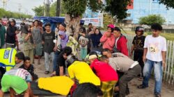 Penjual Kembang Api Tewas Ditabrak Mobil