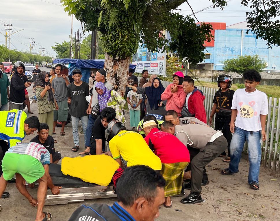 Penjual Kembang Api Tewas Ditabrak Mobil