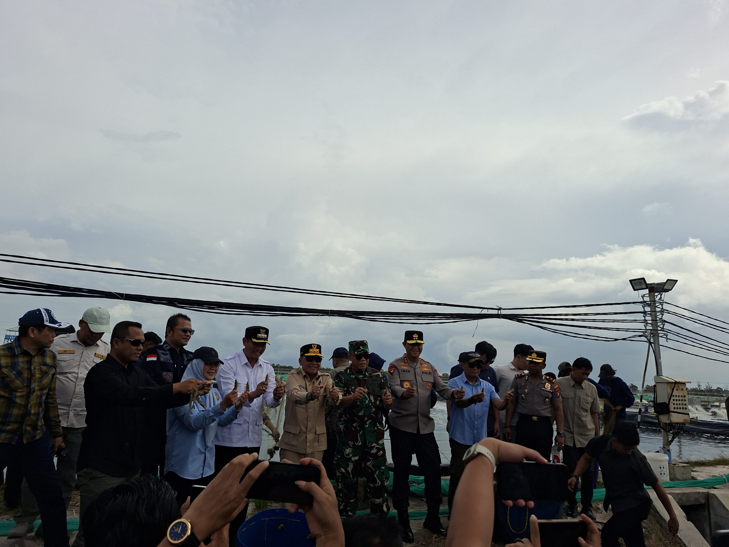 Gubernur Panen Udang dan Bagi Sembako di Sukamara