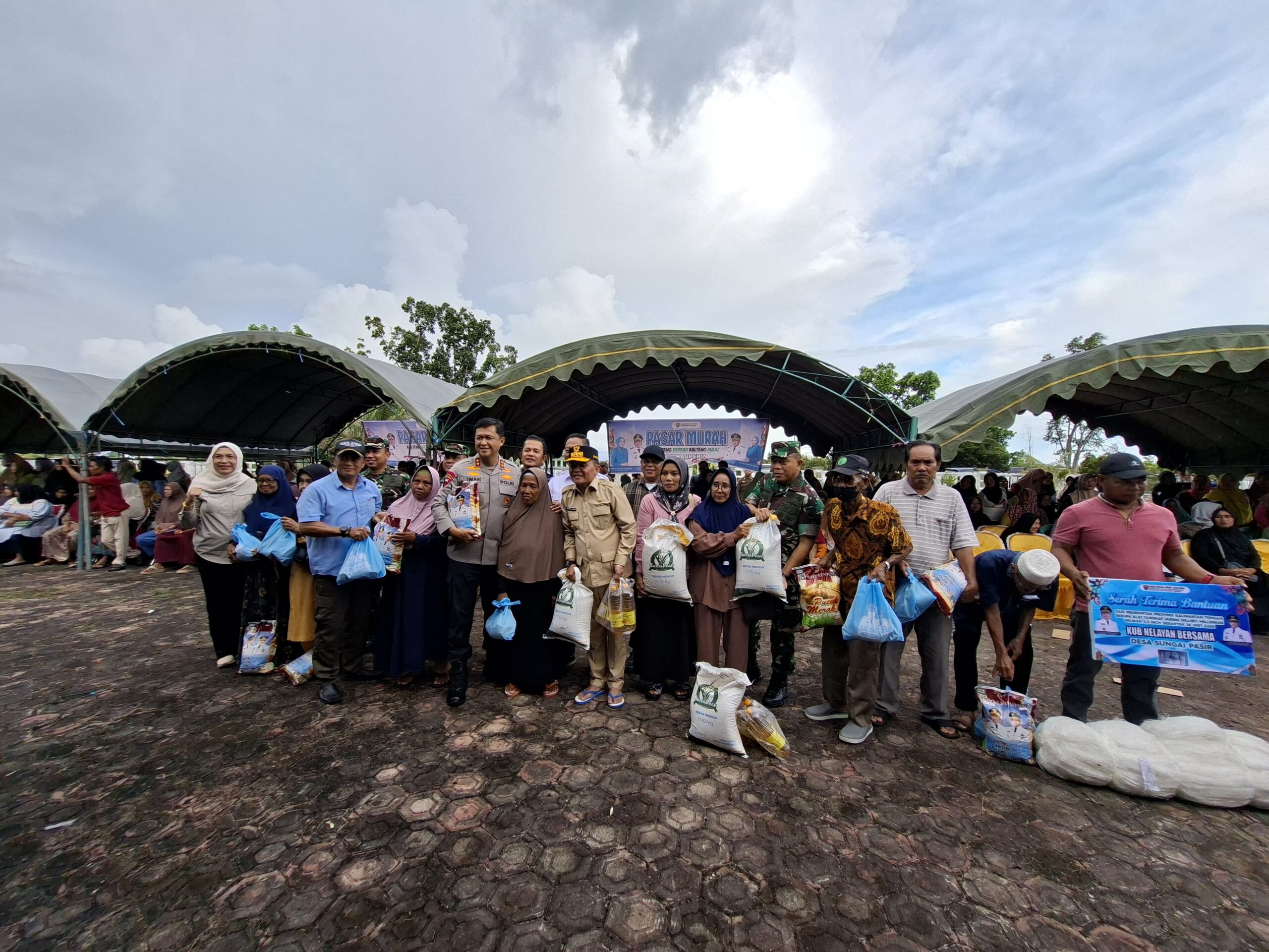Gubernur Panen Udang dan Bagi Sembako di Sukamara