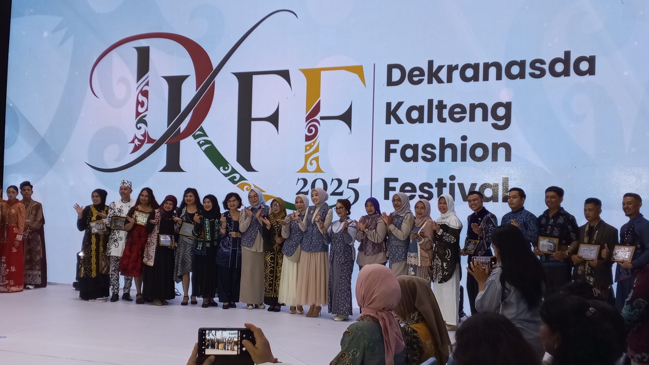 PENUTUPAN DKFF 2025 BERLANGSUNG MEGAH-Wastra Kalteng Kian Bersinar di Panggung Fashion