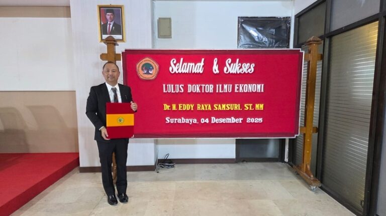 Bupati Eddy Raya Raih Gelar Doktor dari UNTAG Surabaya