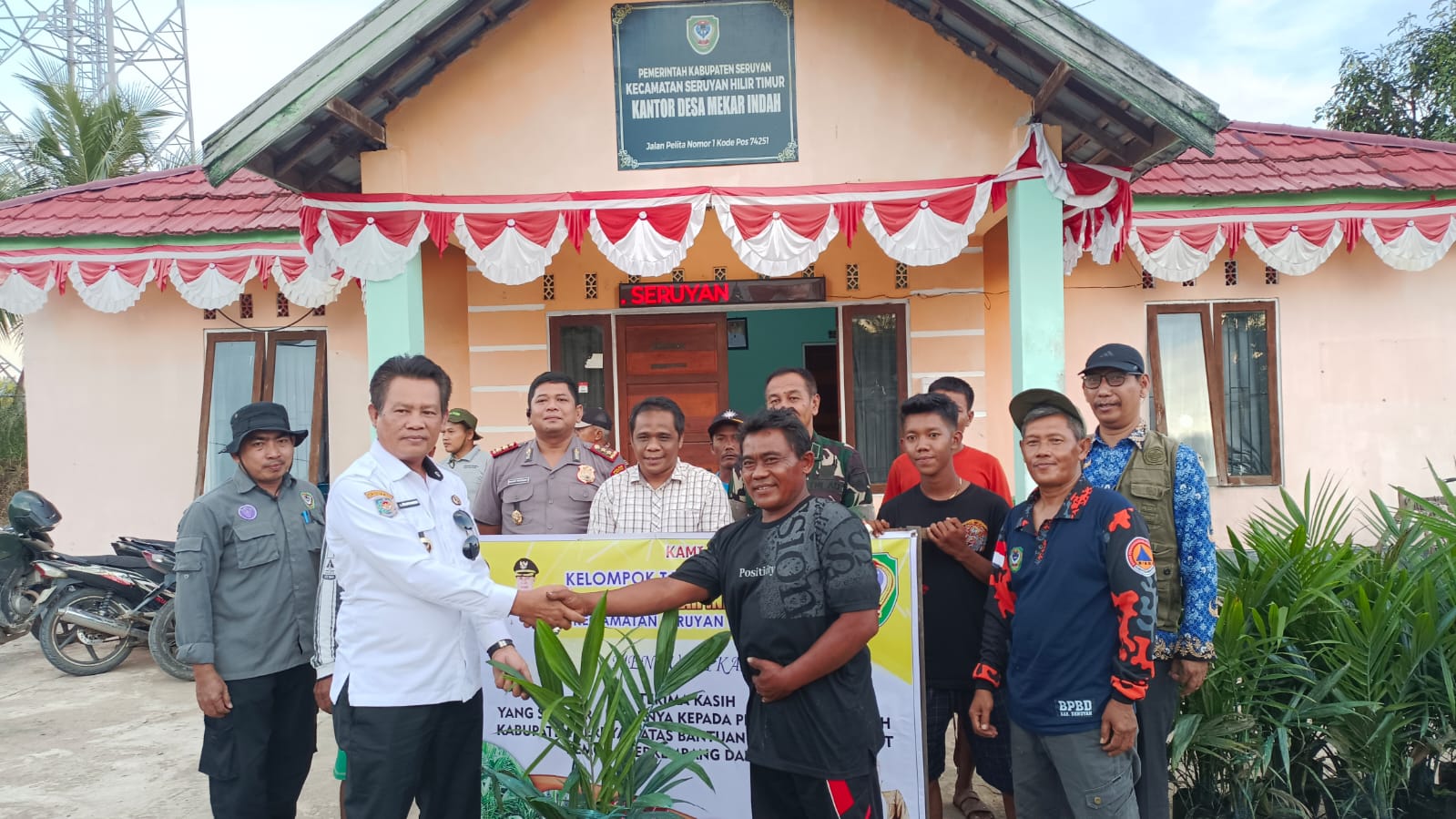 Bupati Ahmad Selanorwanda Serahkan 1.750 Bibit Sawit Unggul