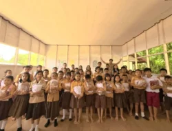 Fredrich Yoga Bantu Seragam Sekolah SDN Tabulang