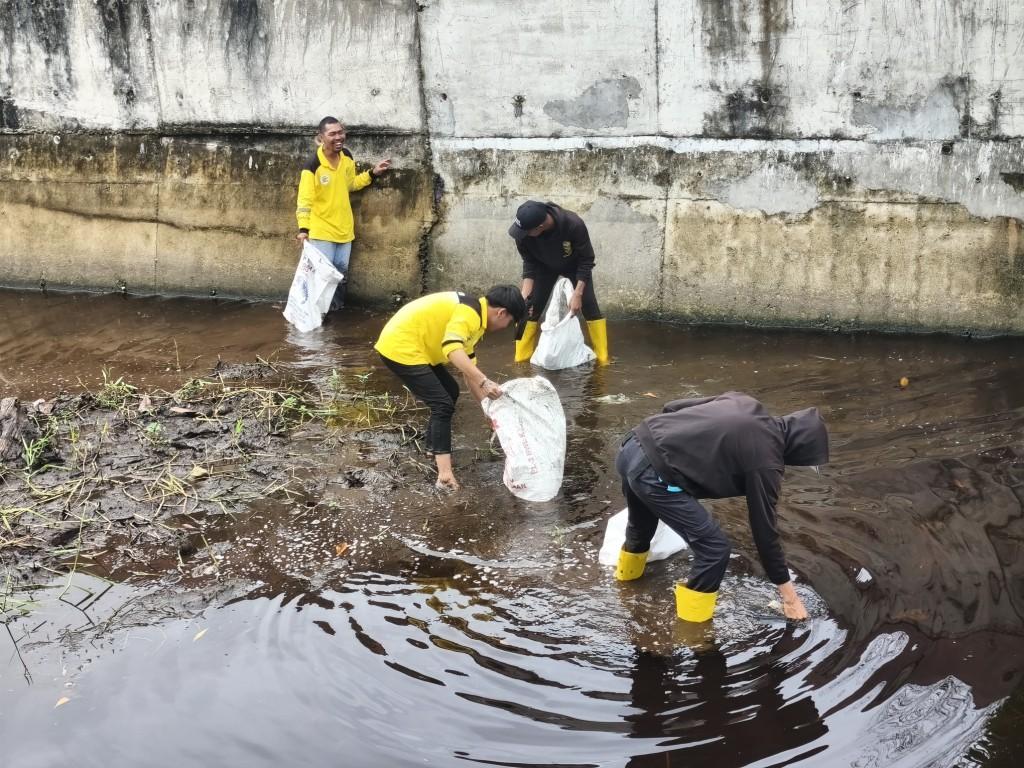 Tim Gabungan Normalisasi Drainase Jalan Bukit Keminting