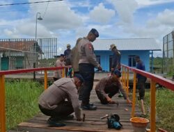 Brimob Kalteng Perbaiki Jembatan Rusak SDN Tanjung Putri