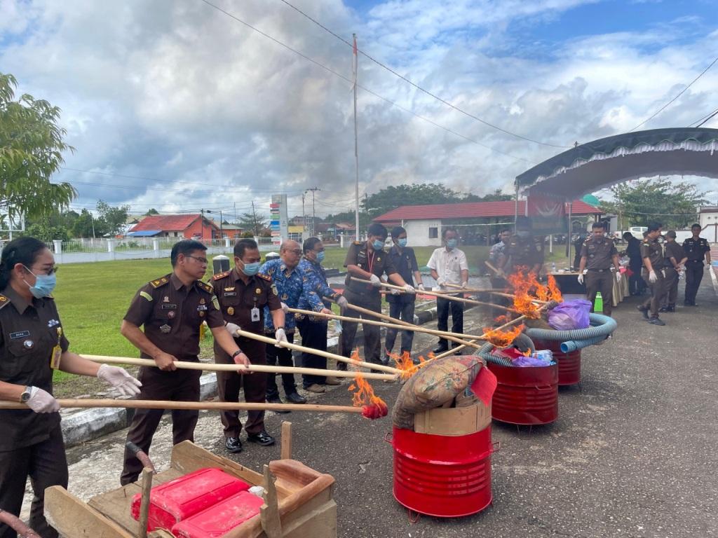 Kejari Bartim Musnahkan 175 Barbuk Perkara Pidum