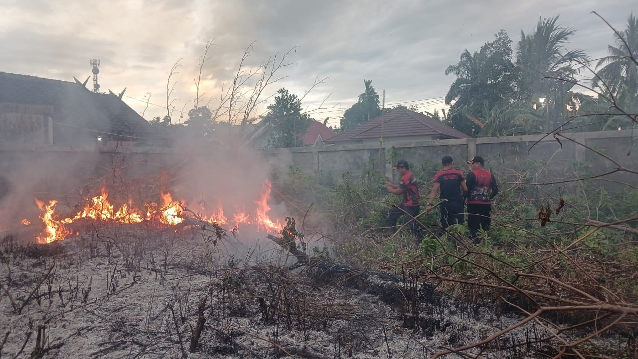 Lahan Kosong Terbakar di Rajawali Km 8