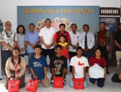 Sambut Natal 2025, Kapolres Kobar Bersama Panitia Salurkan Bansos
