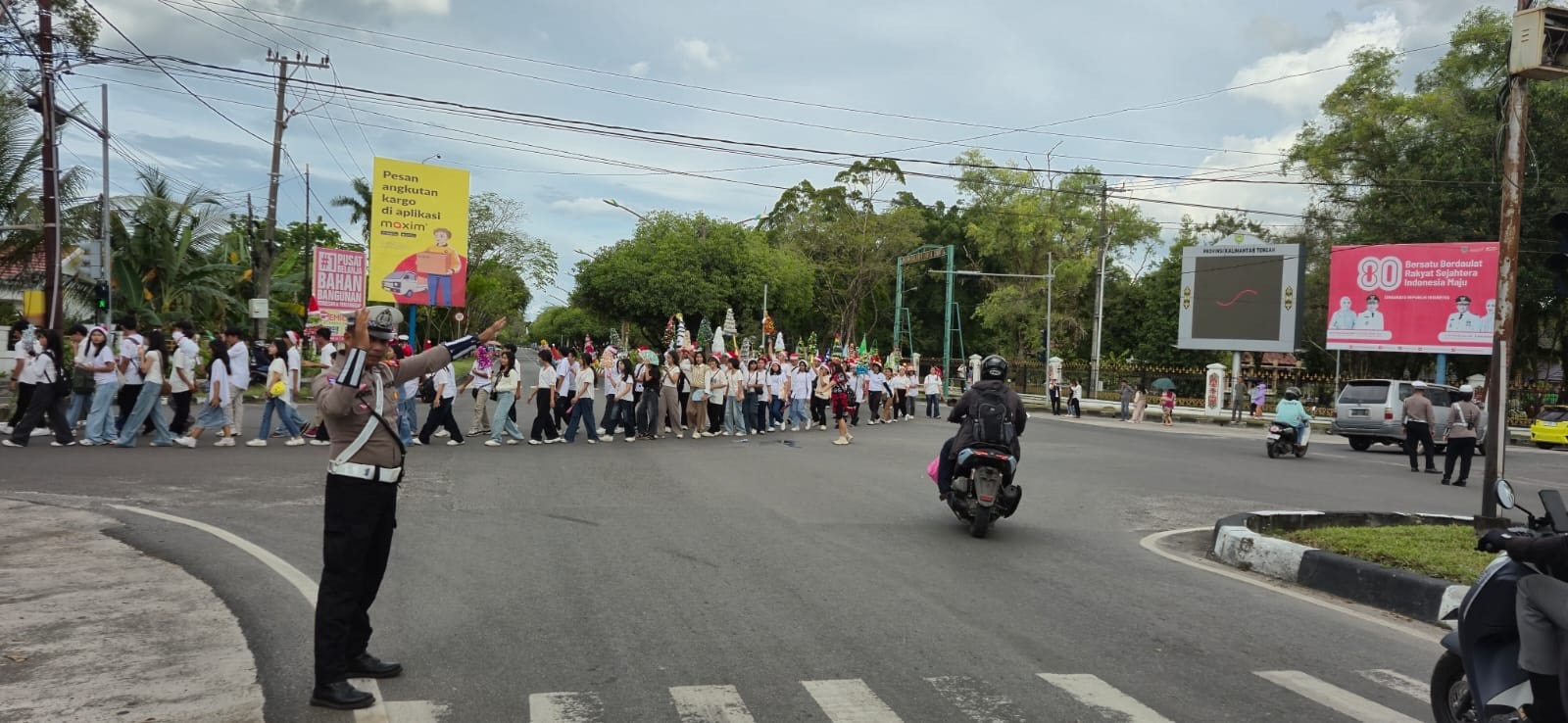 Satlantas Atur Arus Lalu Lintas Parade Natal 2025