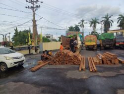 Polres Kotim Amankan 3 Truk Muat Kayu Ulin Ilegal