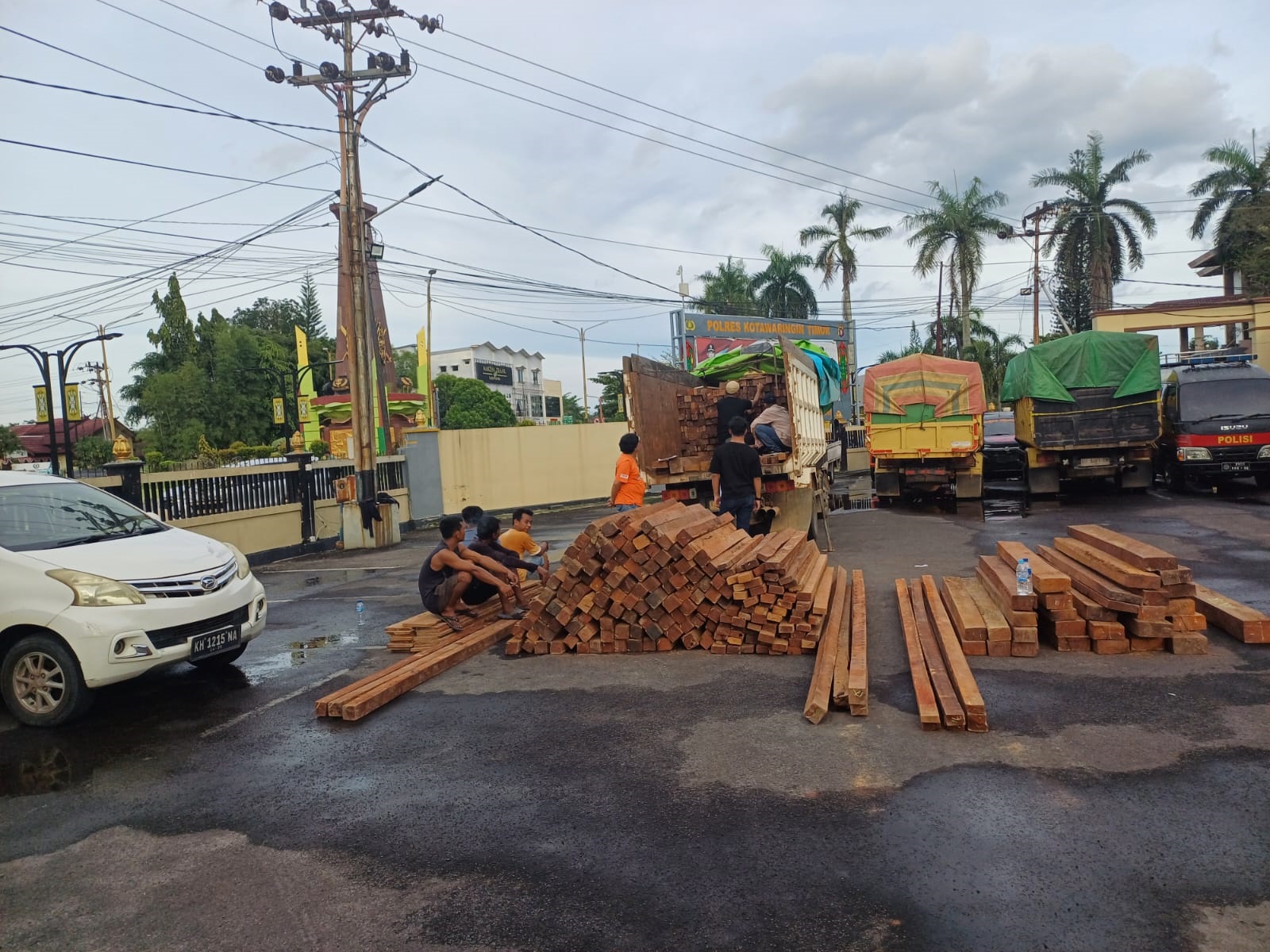 Polres Kotim Amankan 3 Truk Muat Kayu Ulin Ilegal