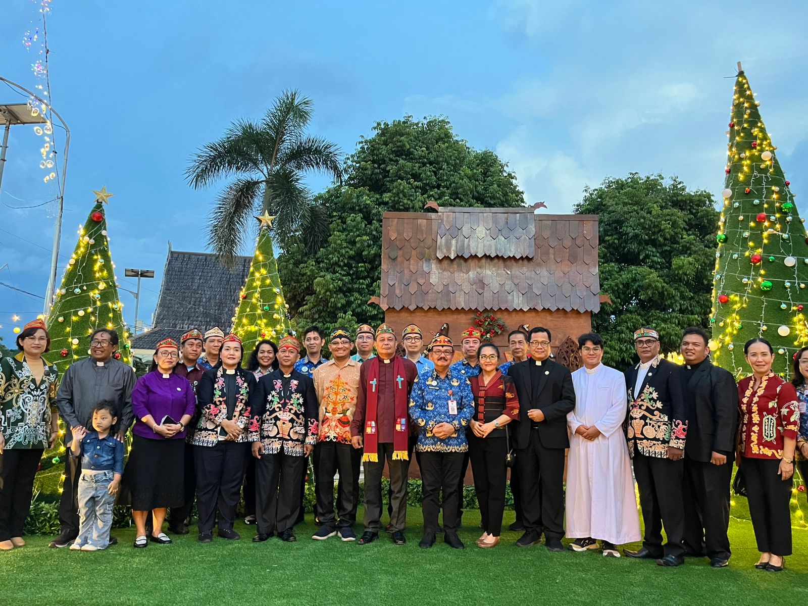 LAMPU NATAL 2025 RESMI MENYALA-Pemprov Ajak Warga Kalteng Jaga Kerukunan