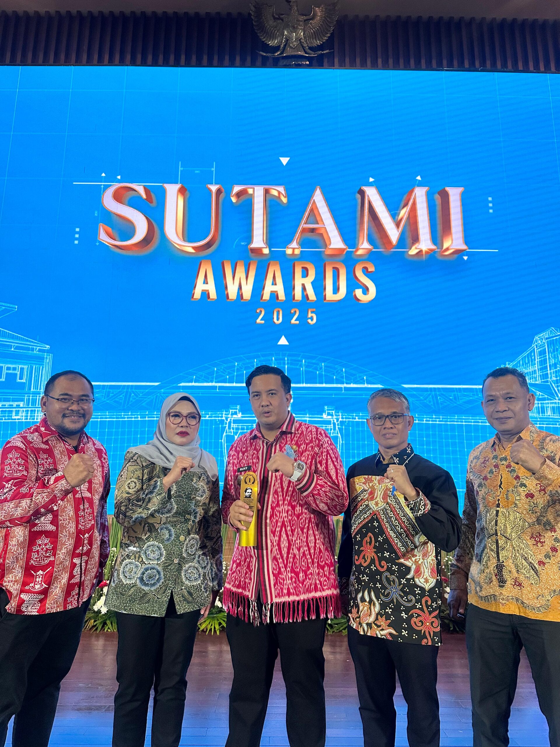 Bupati Rizky Aditya Terima Sutami Award 2025