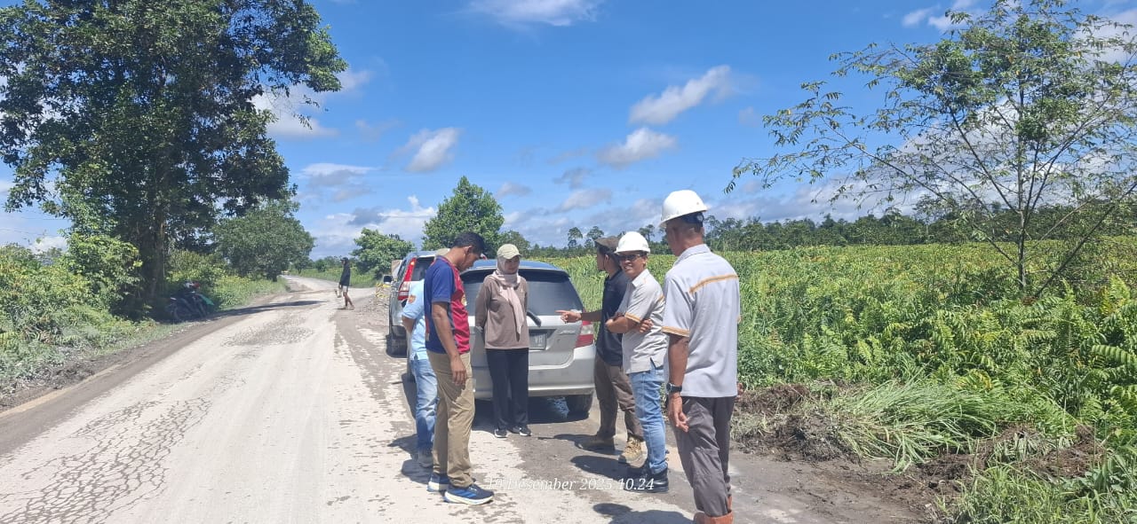 Jelang Nataru dan Haul Kyai Gede-PT. BGA Berkontribusi Dalam Perbaikan Jalan Penghubung Pangkalan Bun-Kotawaringin Lama.