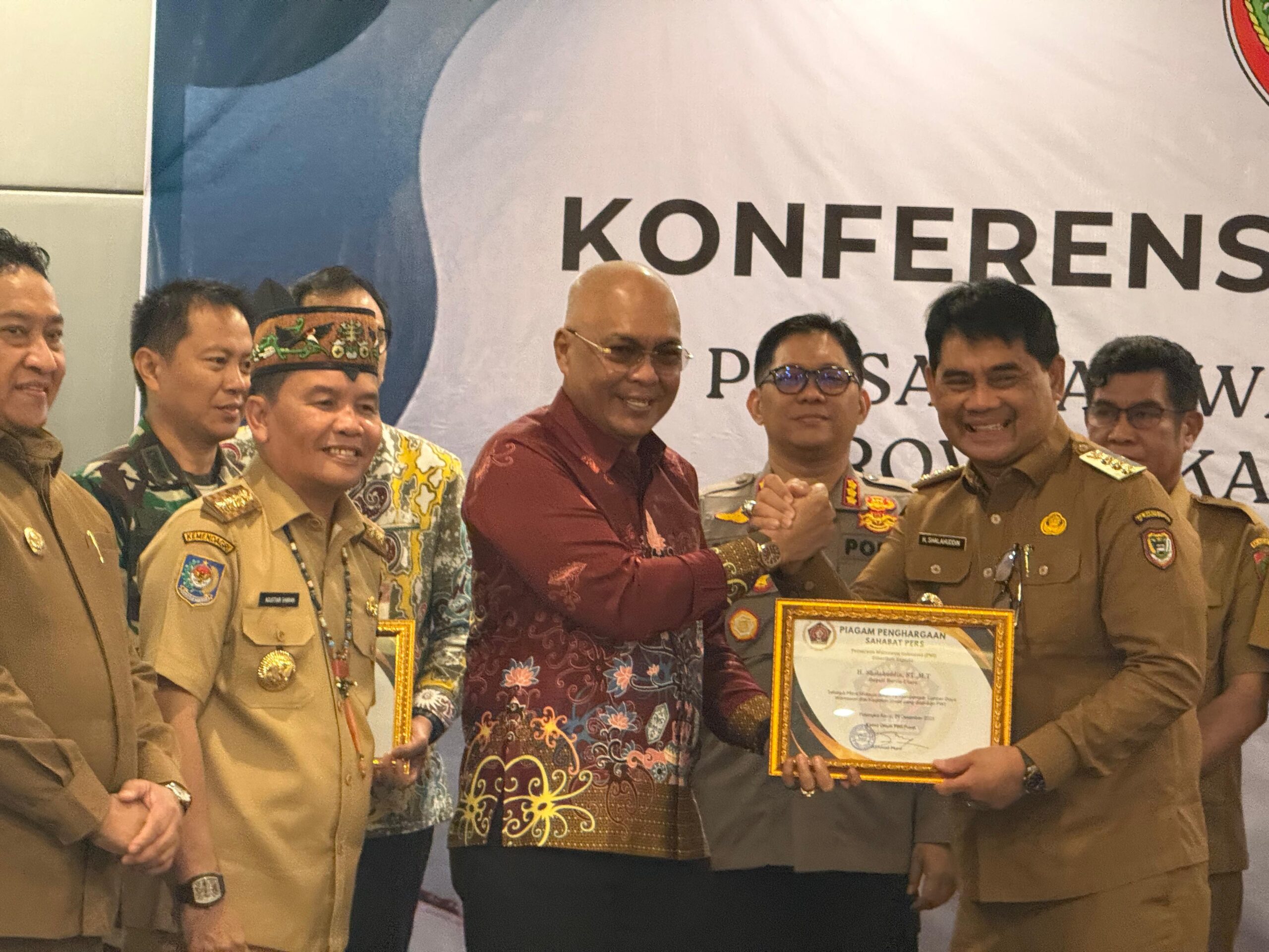 Bupati Shalahuddin Terima Penghargaan PWI Kalteng
