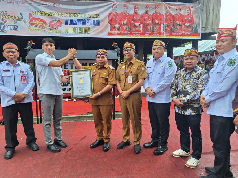 Kapuas Cetak Rekor MURI 1.000 Peserta Bermain Kecapi Kapuas Cetak Rekor MURI 1.000 Peserta Bermain Kecapi