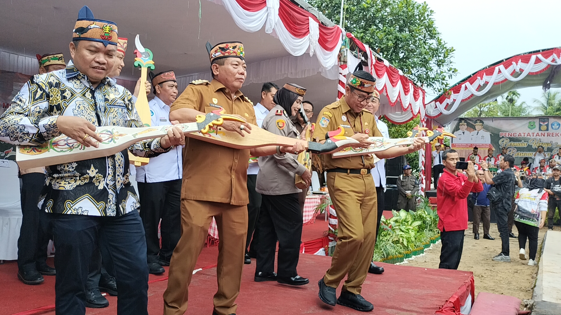 Kapuas Cetak Rekor MURI 1.000 Peserta Bermain Kecapi 