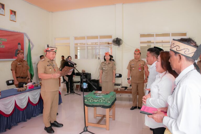 Wabup Lantik Anggota BPD Desa Petak Puti dan Danau Pantau Wabup Lantik Anggota BPD Desa Petak Puti dan Danau Pantau
