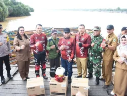 Bupati Serahkan 69 Perahu Mesin untuk Nelayan