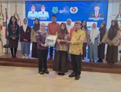 Bupati Serahkan Hadiah Pemenang Lomba Karya Jurnalistik