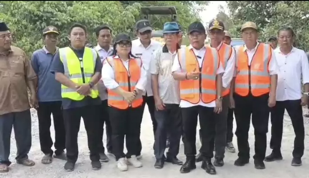 Bupati Wiyatno Pantau Pekerjaan Jalan Penghubung Dua Kecamatan