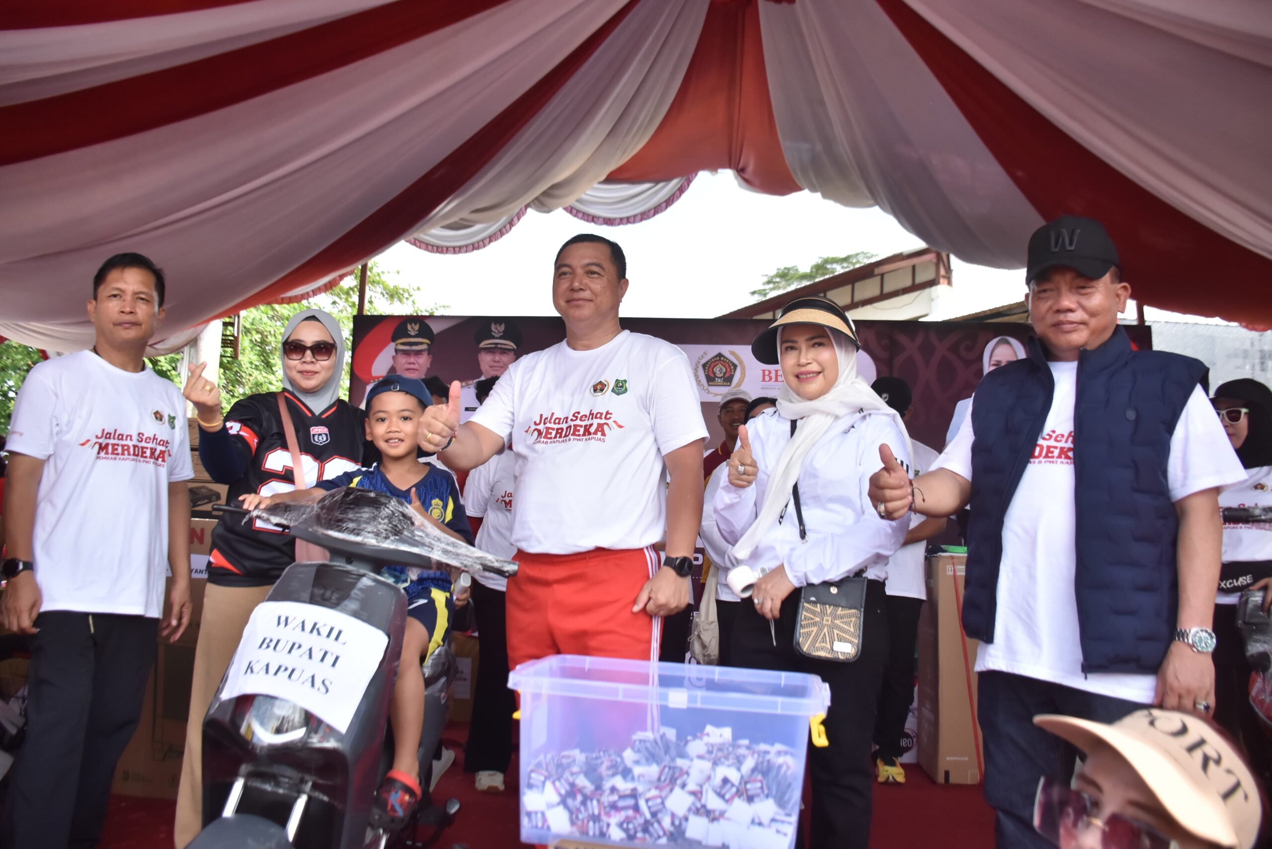 Bupati Bersama Ribuan Warga Ramaikan Jalan Sehat Merdeka