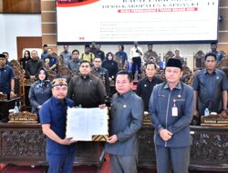 ENAM RAPERDA STRATEGIS DISAHKAN-Bupati Apresiasi Sinergi DPRD dan Pemerintah Daerah