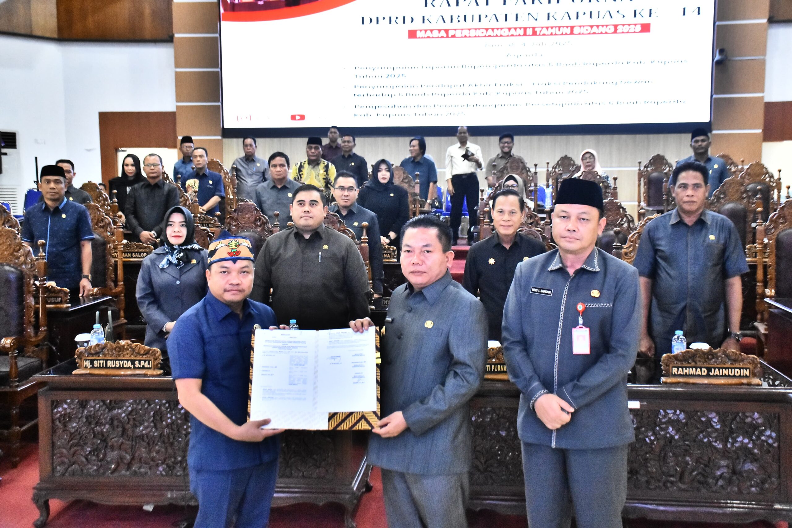 ENAM RAPERDA STRATEGIS DISAHKAN-Bupati Apresiasi Sinergi DPRD dan Pemerintah Daerah