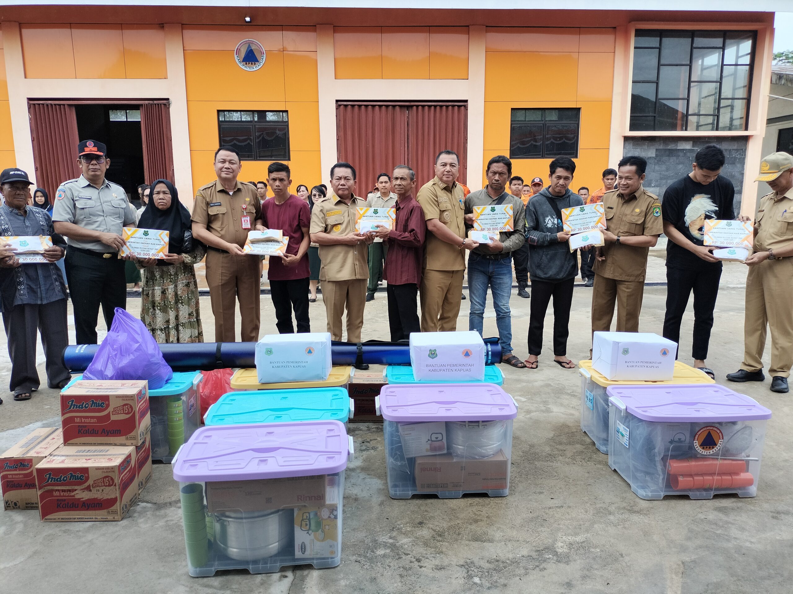 Bupati Serahkan Bantuan kepada 10 Korban Kebakaran