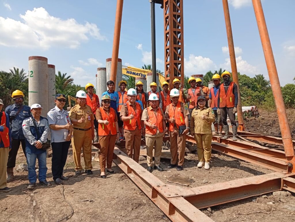 Bupati Tinjau Pembangunan Jembatan di Murung Keramat
