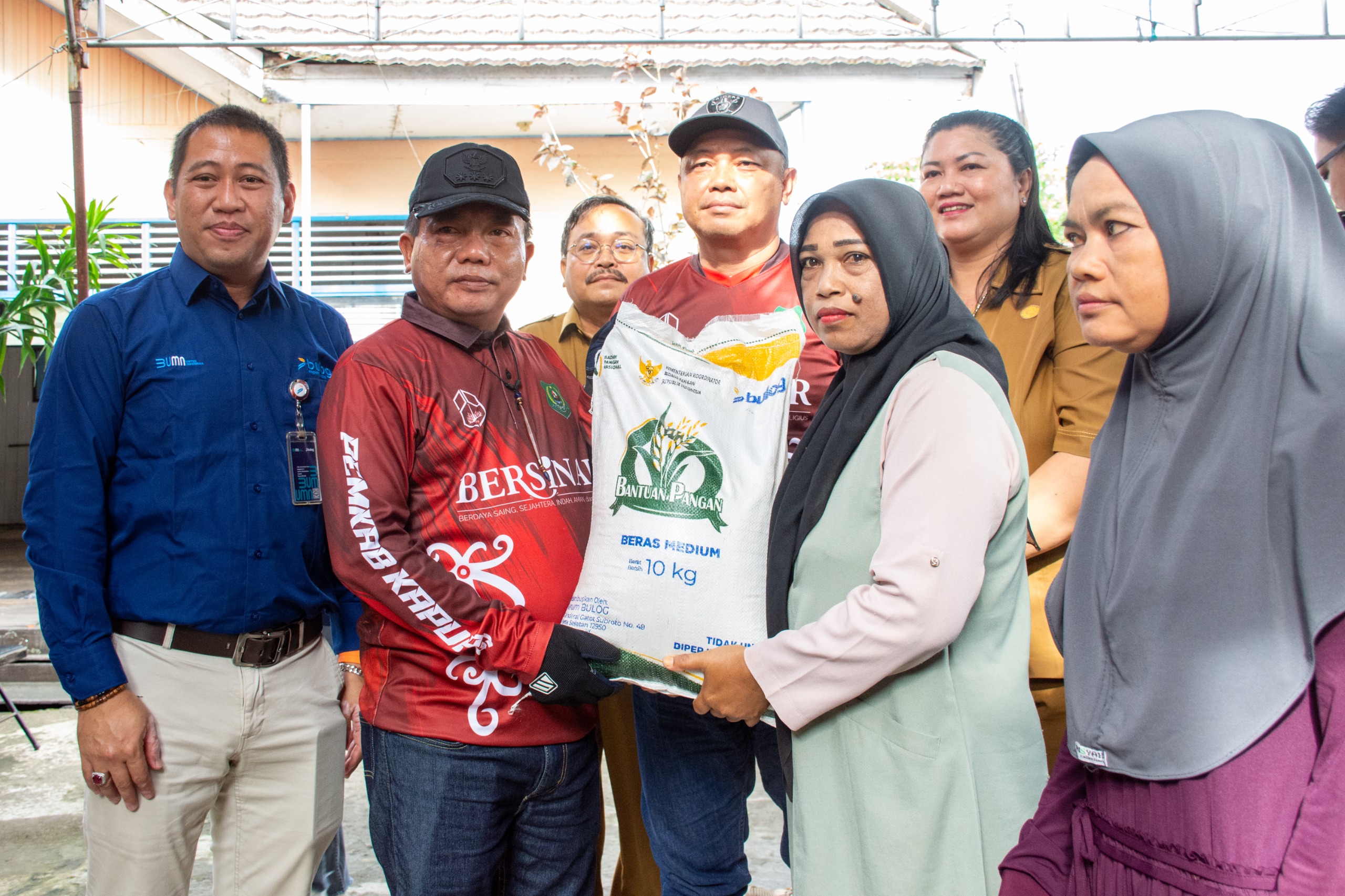 PELUNCURAN BANTUAN PANGAN-Bupati Tekankan Penyaluran Tepat Sasaran