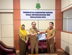 Disdukcapil Serahkan Dokumen Kependudukan Korban Kebakaran